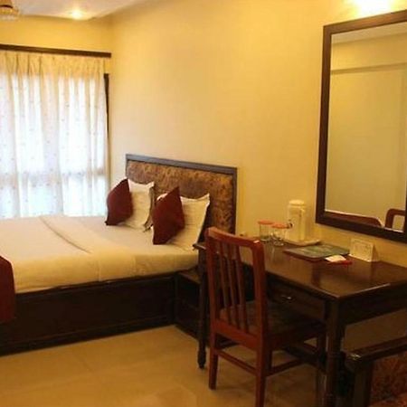 P M Regency Hotel Vadodara Zewnętrze zdjęcie