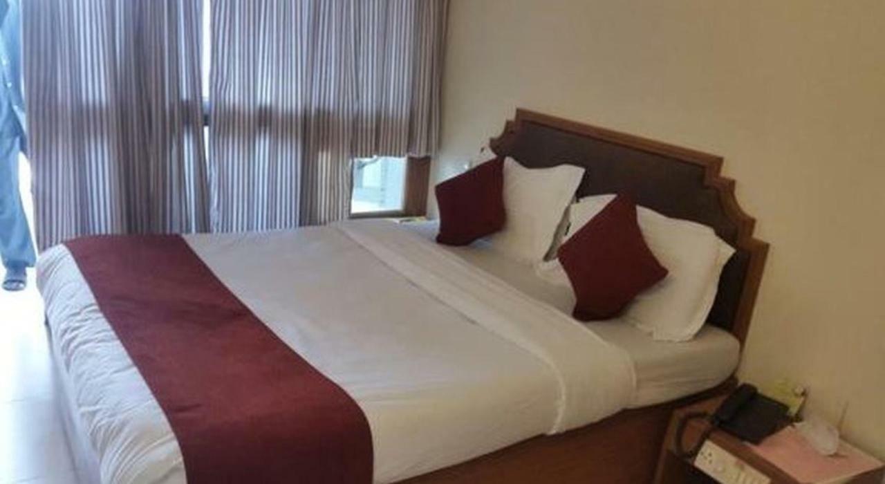 P M Regency Hotel Vadodara Zewnętrze zdjęcie