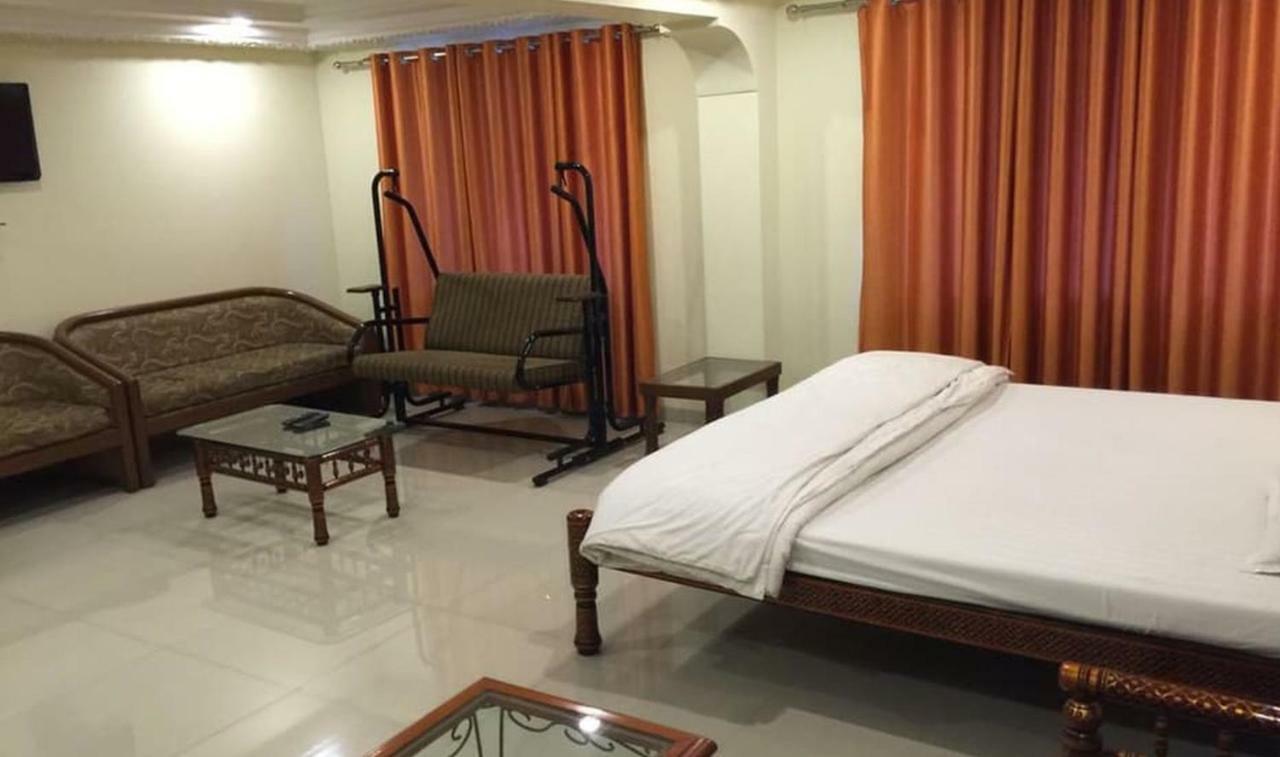P M Regency Hotel Vadodara Zewnętrze zdjęcie